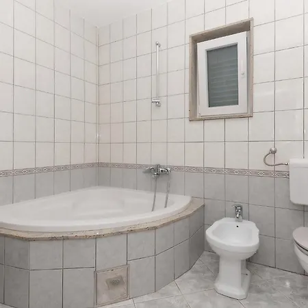 Dom wakacyjny Five-bedroom In Vinjani Donji *