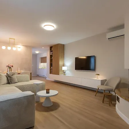 Five-bedroom In Vinjani Donji