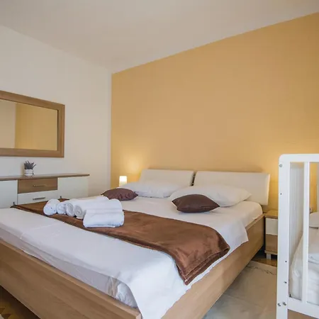 Five-bedroom In Vinjani Donji Topići