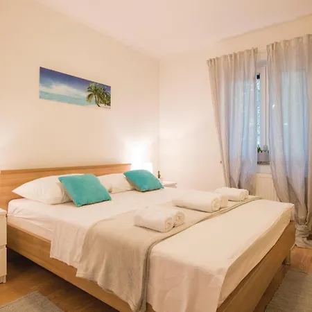 Five-bedroom In Vinjani Donji
