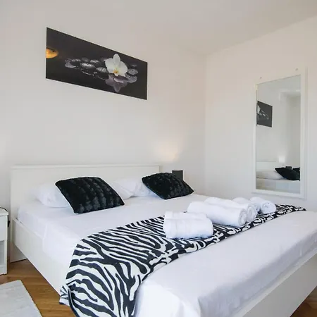 Five-bedroom In Vinjani Donji * Topici