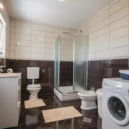 Dom wakacyjny Five-bedroom In Vinjani Donji *