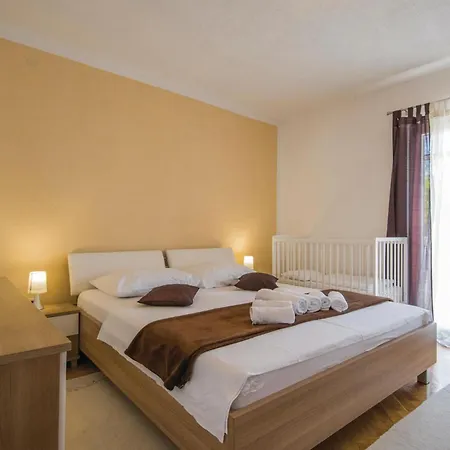 Five-bedroom In Vinjani Donji *
