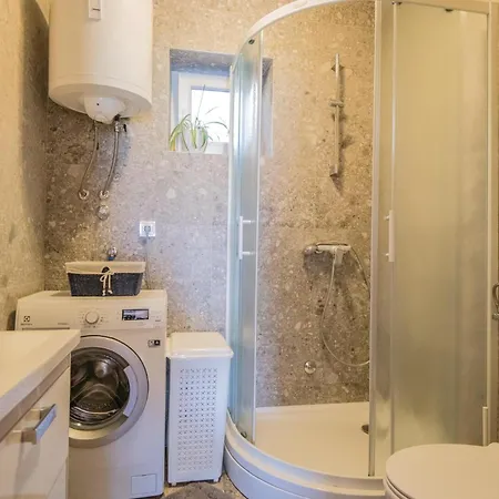 Five-bedroom In Vinjani Donji