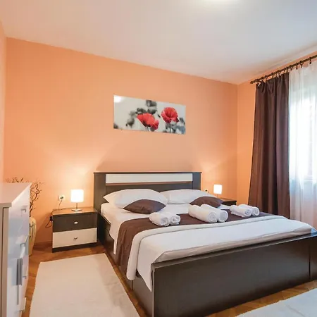 Five-bedroom In Vinjani Donji * Topici